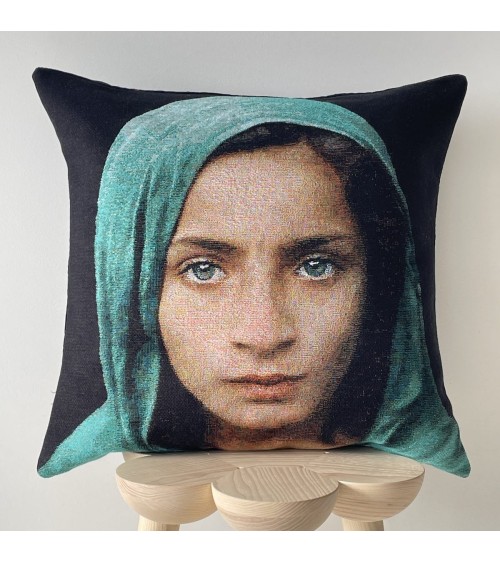 Fille avec châle vert de Steve McCurry - Housse de coussin Yapatkwa coussins décoratifs pour canapé salon deco original suisse