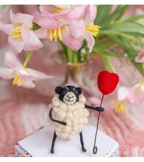 Sheply con il suo palloncino a forma di cuore - Oggetto decorativo Sew Heart Felt particolari kitatori svizzera